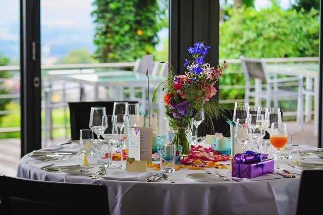 Décorer entièrement une salle de mariage